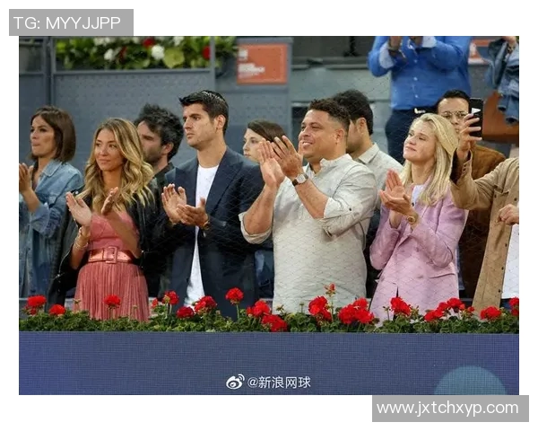 孩子与足球明星互动趣味视频展现温馨时刻与快乐瞬间